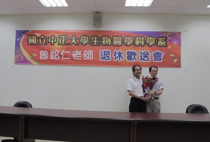畢業系友獻花