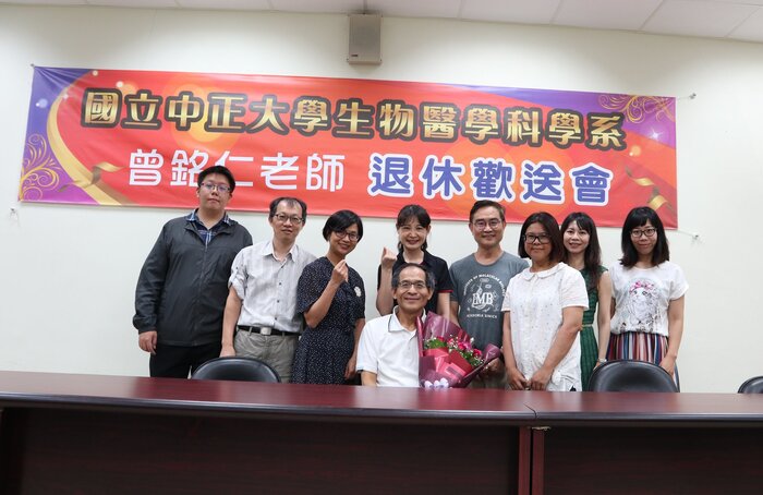 曾老師與系辦及學生合影