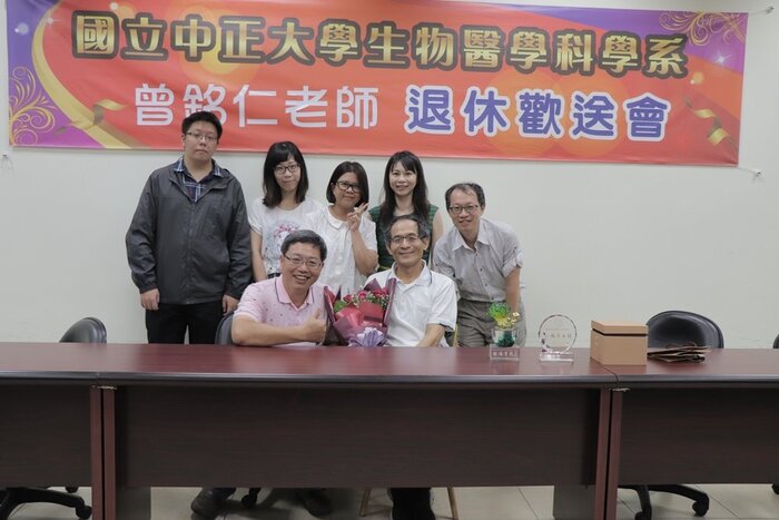 曾老師與實驗室畢業學生合影
