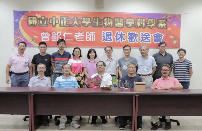 曾老師與全體教師合影