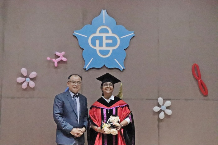 指導教授與博士畢業生合影2