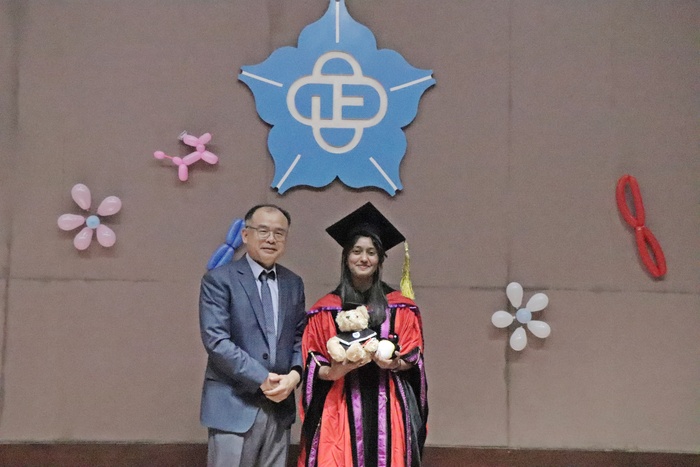指導教授與博士畢業生合影3