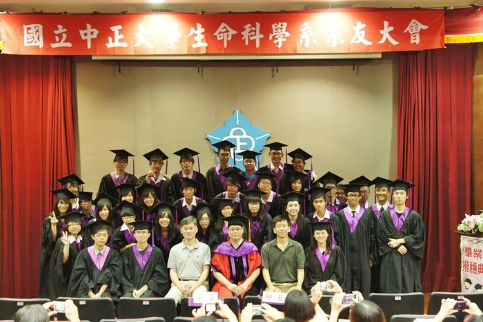 大學部畢業生大合拍