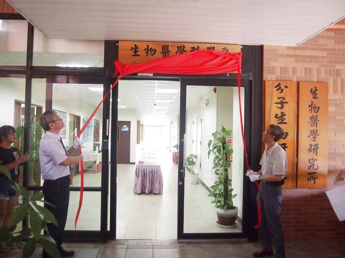馮校長與周院長揭牌