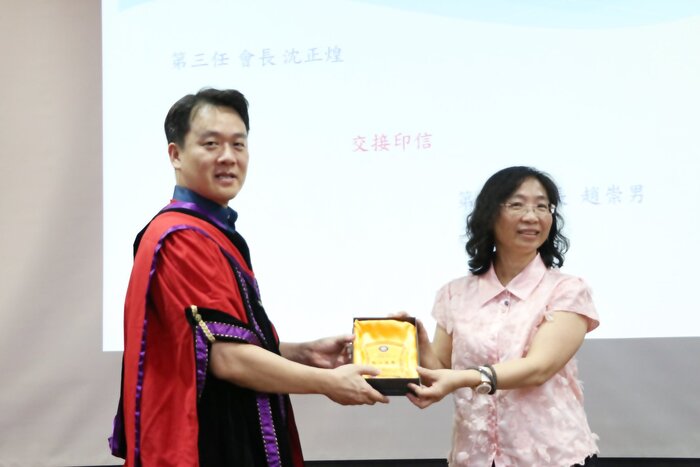 致贈系友會卸任總幹事感謝奬牌
