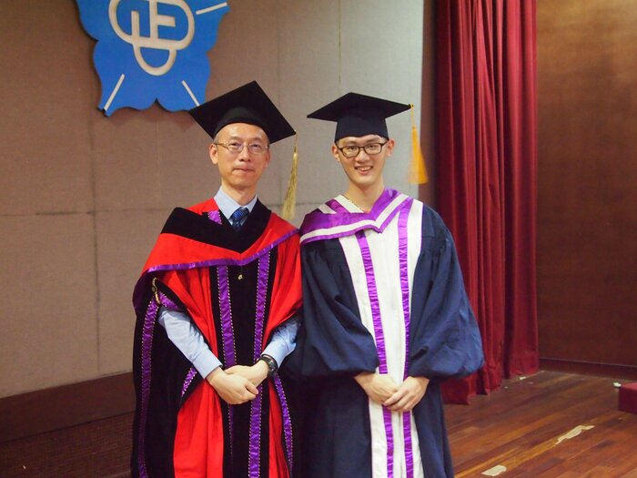 碩士畢業生2與主任合影