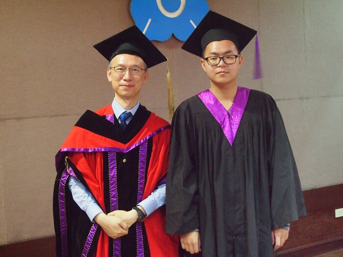學士班撥穗-陳老師導師與畢業生7合影