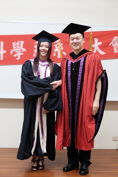 碩士畢業生1與主任合影