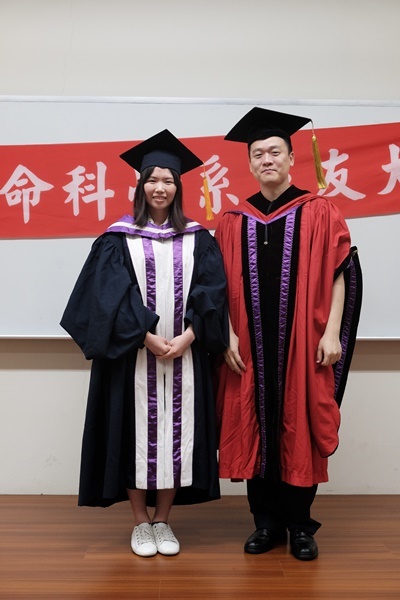 碩士畢業生3與主任合影