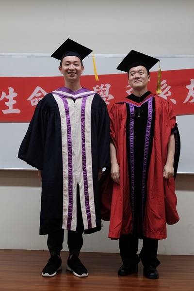 碩士畢業生8與主任合影