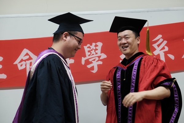學士畢業生5與主任合影