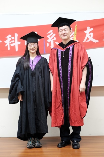 學士畢業生1與主任合影