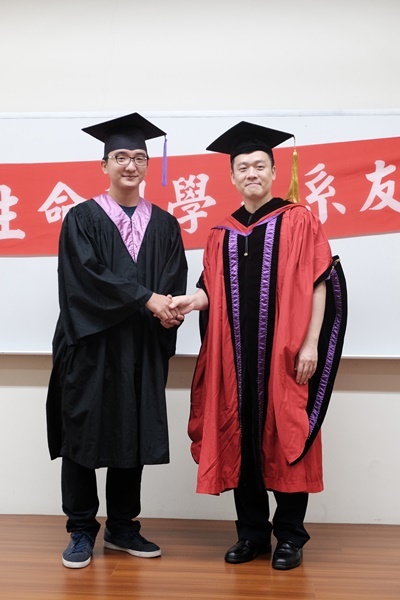 學士畢業生2與主任合影