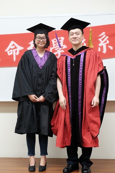 學士畢業生3與主任合影