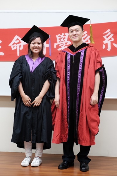 學士畢業生4與主任合影