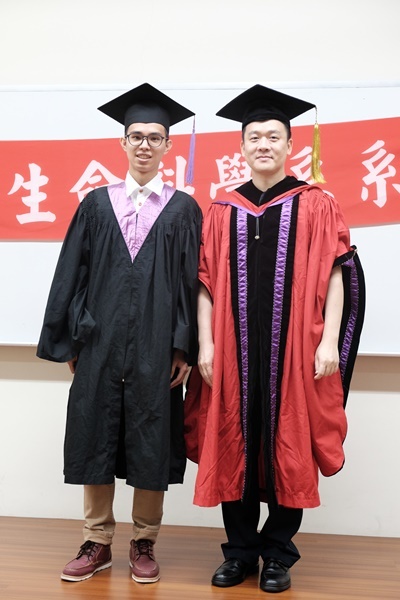 學士畢業生6與主任合影