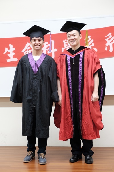 學士畢業生7與主任合影