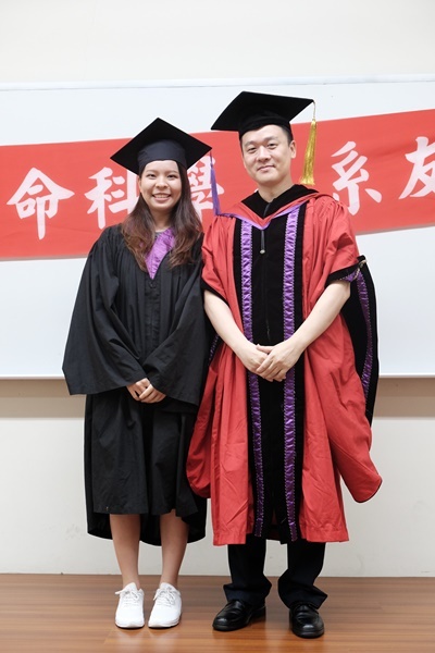 學士畢業生8與主任合影