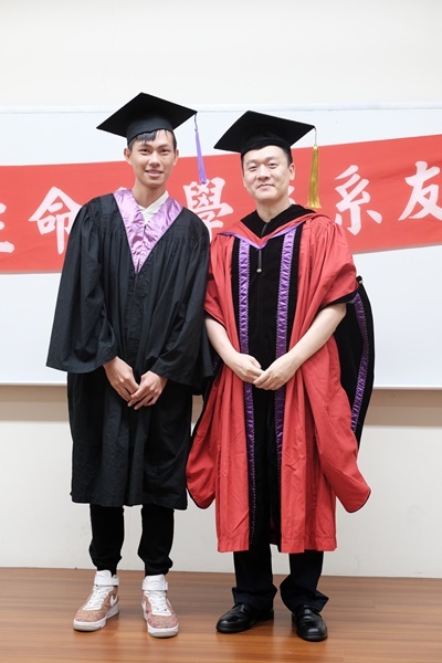 學士畢業生9與主任合影