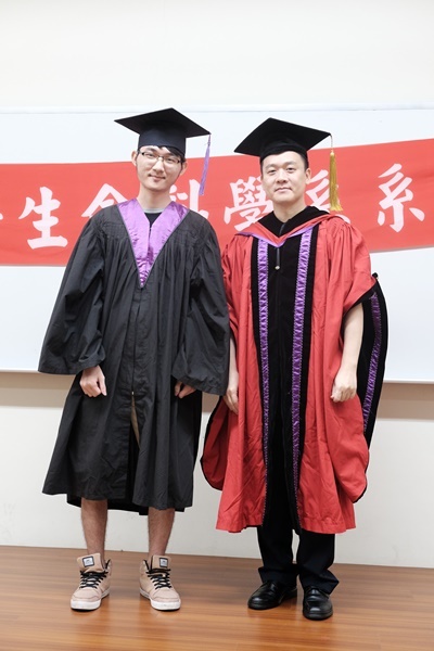 學士畢業生10與主任合影