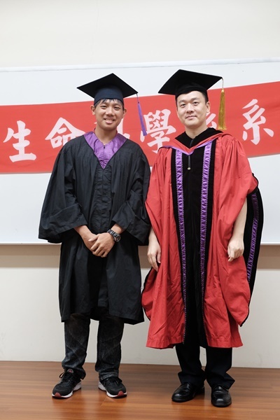 學士畢業生11與主任合影
