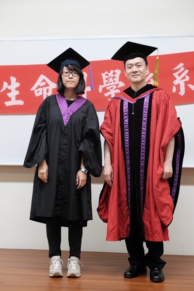 學士畢業生12與主任合影
