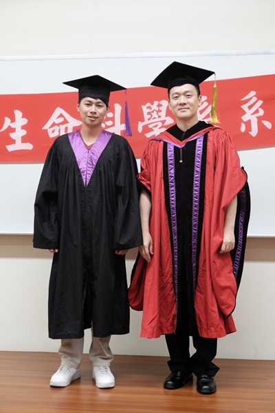 學士畢業生13與主任合影