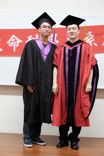 學士畢業生14與主任合影