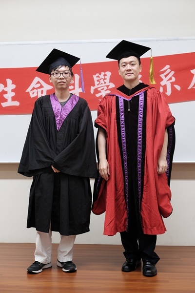 學士畢業生16與主任合影