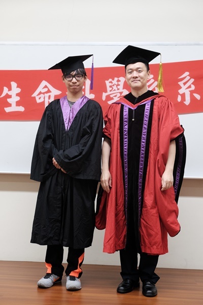 學士畢業生17與主任合影