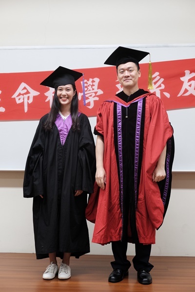 學士畢業生18與主任合影