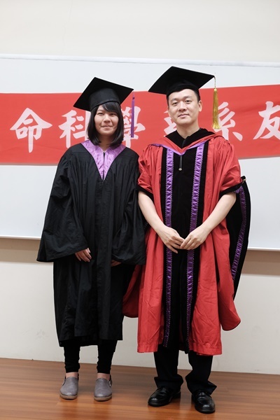 學士畢業生19與主任合影