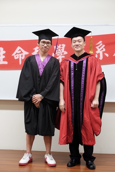 學士畢業生20與主任合影