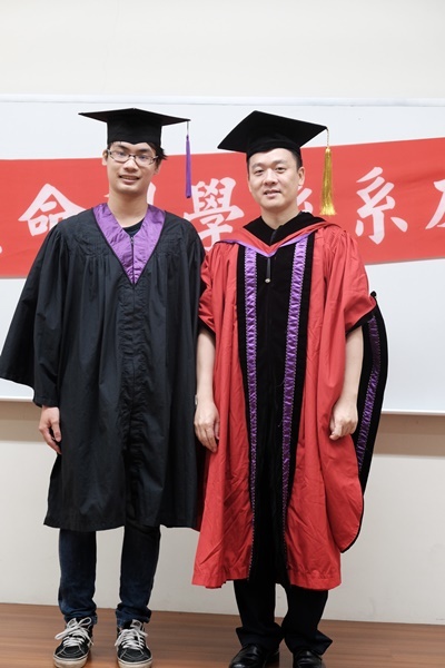 學士畢業生21與主任合影