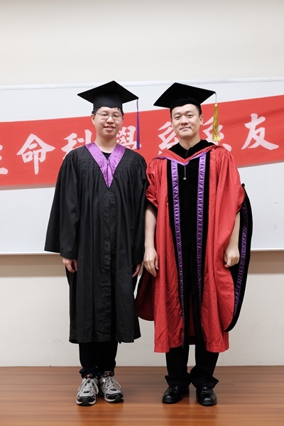 學士畢業生22與主任合影