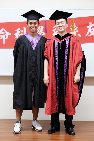 學士畢業生23與主任合影