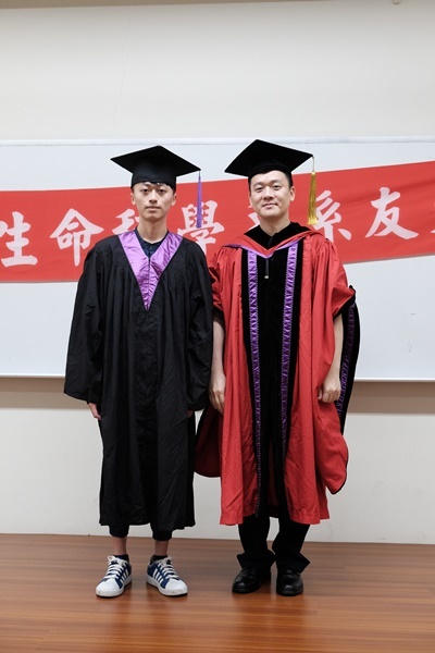 學士畢業生24與主任合影