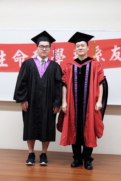 學士畢業生25與主任合影