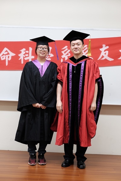 學士畢業生26與主任合影