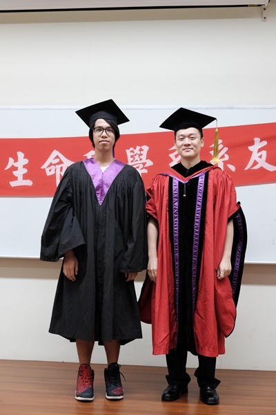 學士畢業生27與主任合影