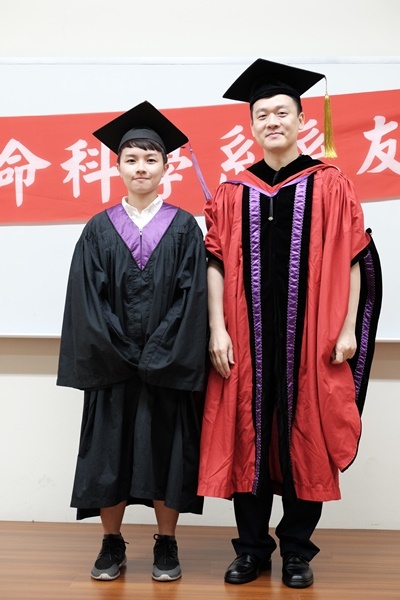 學士畢業生28與主任合影