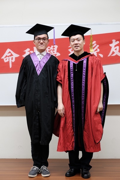 學士畢業生29與主任合影