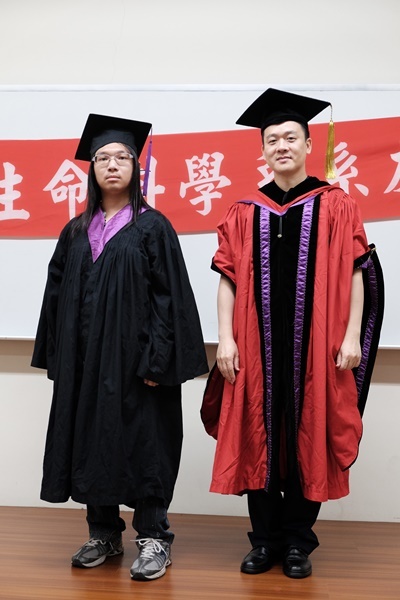 學士畢業生30與主任合影