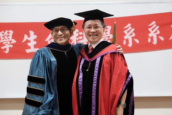 博士畢業生與指導教授合影