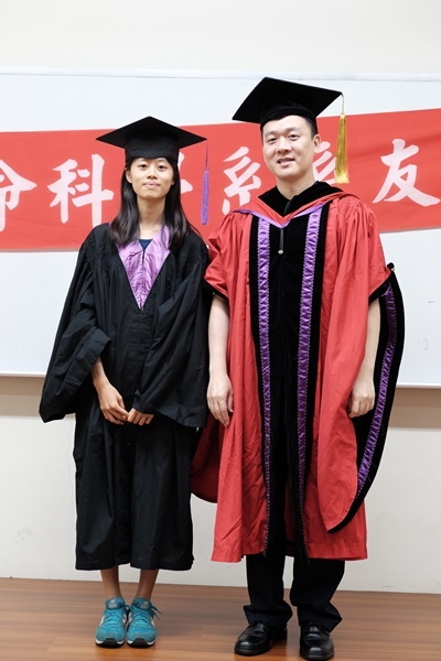 學士畢業生31與主任合影