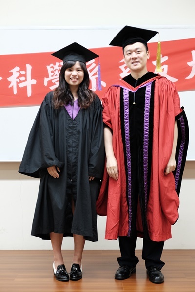 學士畢業生33與主任合影