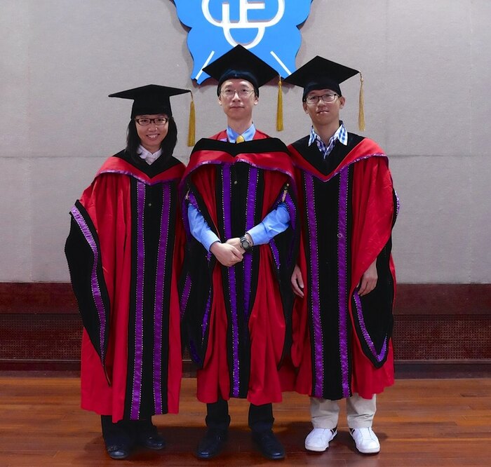 博士畢業生與指導老師合影