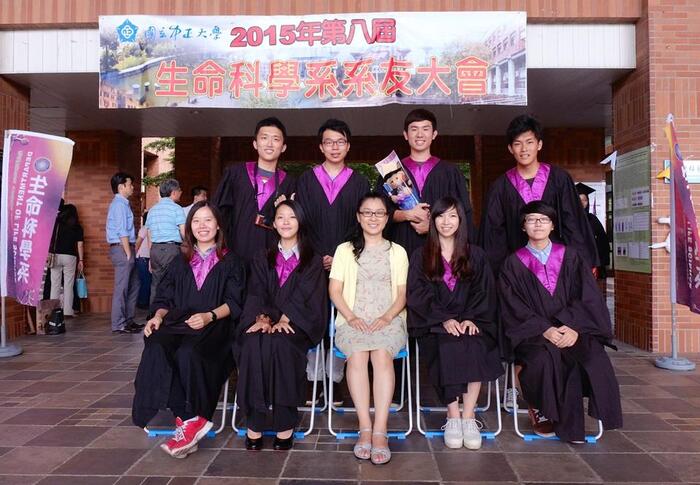 畢業生與老師合影1