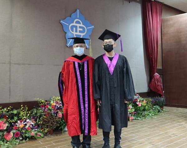 學士班撥穗-黃老師導師與導生4合影