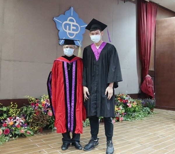 學士班撥穗-黃老師導師與導生7合影